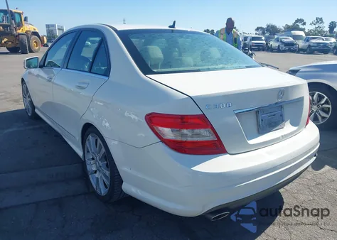 2011 Mercedes-Benz C 300 Sport z USA, uszkodzony, nr VIN WDDGF5EB2BA528209